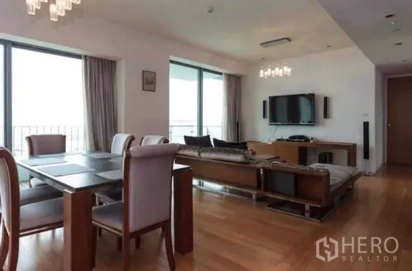 คอนโด ให้เช่าหรือขายในYan Nawa, Bangkok - พื้นที่รับประทานอาหารและนั่งเล่น พื้นไม้และหน้าต่างบานใหญ่หันสู่แม่น้ำ