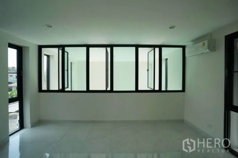 สำนักงานที่บ้าน ให้เช่าในChatuchak, Bangkok - ห้องประชุมปิดผนัง พร้อมหน้าต่างกรอบดำและเครื่องปรับอากาศ