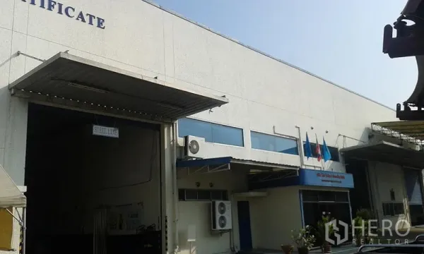 工厂 出租在Uthai, Phra Nakhon Si Ayutthaya - 装卸月台与办公立面近景，外机空调与旗杆一应俱全。