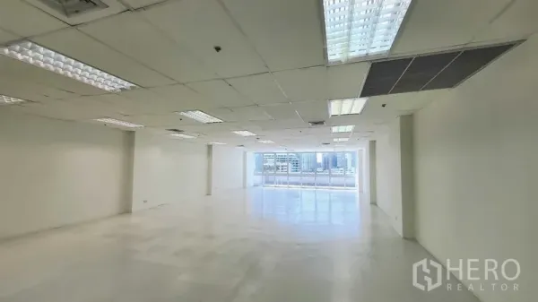 สำนักงาน ให้เช่าในKhlong Toei, Bangkok - พื้นชั้นสำนักงานกว้าง ผนังสีขาว ฝ้าทีบาร์พร้อมไฟ และแสงธรรมชาติจากหน้าต่าง