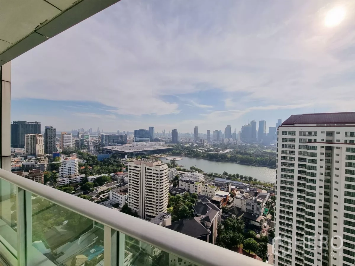 คอนโด ให้เช่าในKhlong Toei, Bangkok - วิวระเบียงเห็นสวนเบญจกิติและสกายไลน์กรุงเทพฯ จากชั้นสูง