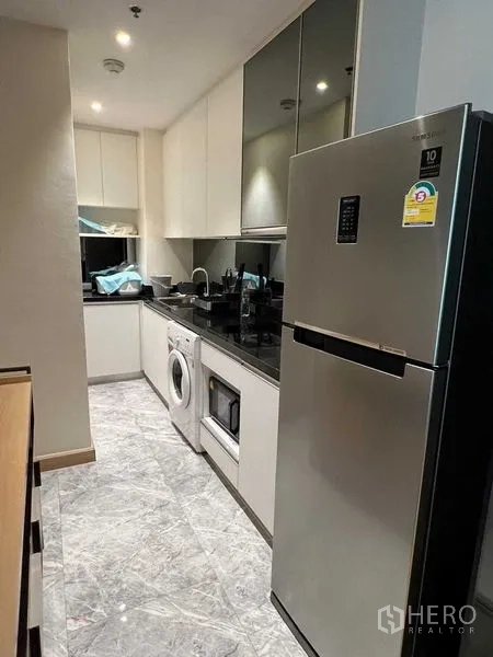 คอนโด ขายในWatthana, Bangkok - ครัวสมัยใหม่พร้อมตู้เย็น เครื่องซักผ้า ไมโครเวฟ และตู้แขวนเงา
