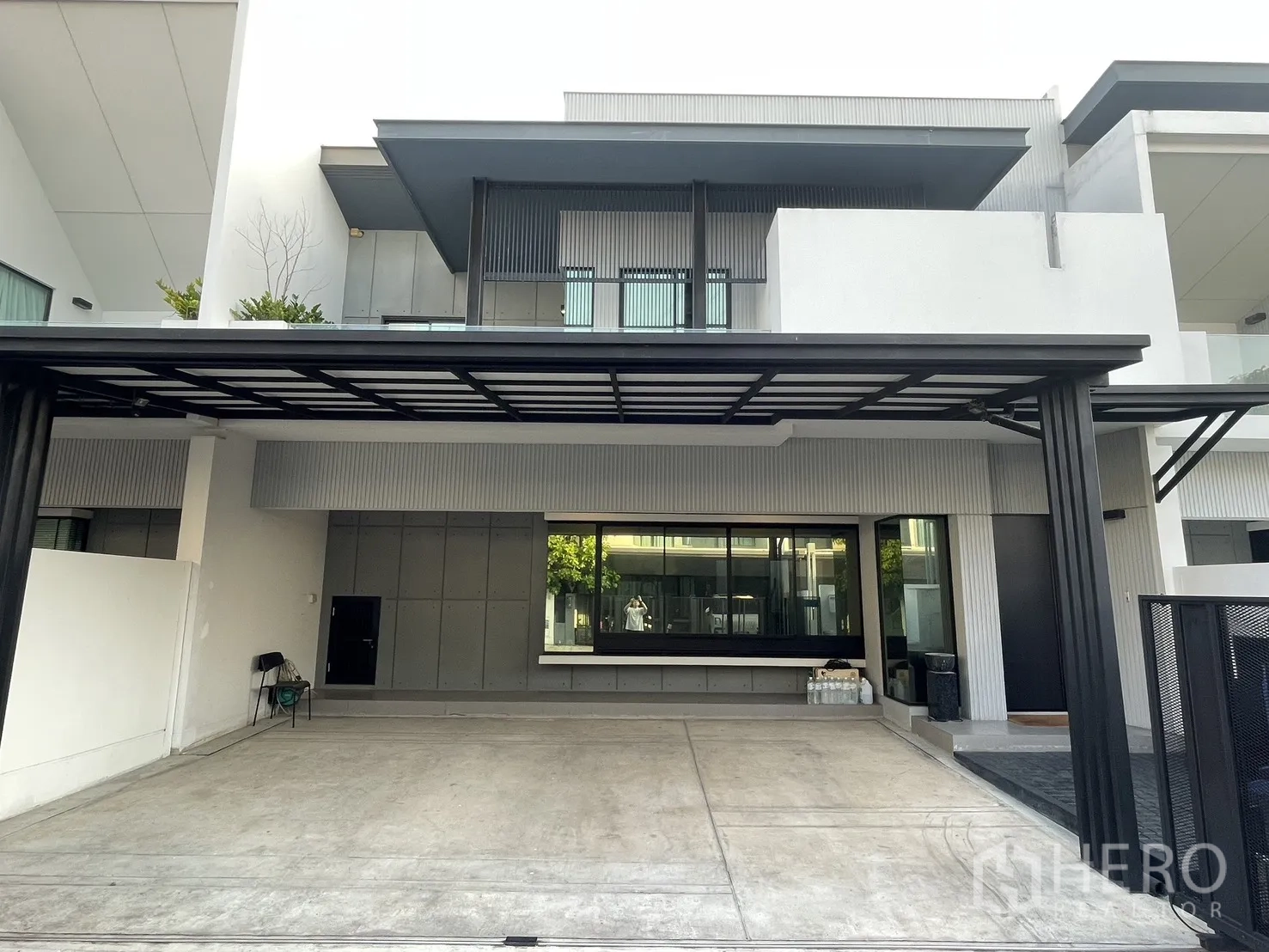 Townhouse for sale in Bang Phli, Samut Prakan - Modern townhouse exterior with wide covered carport and balcony.
