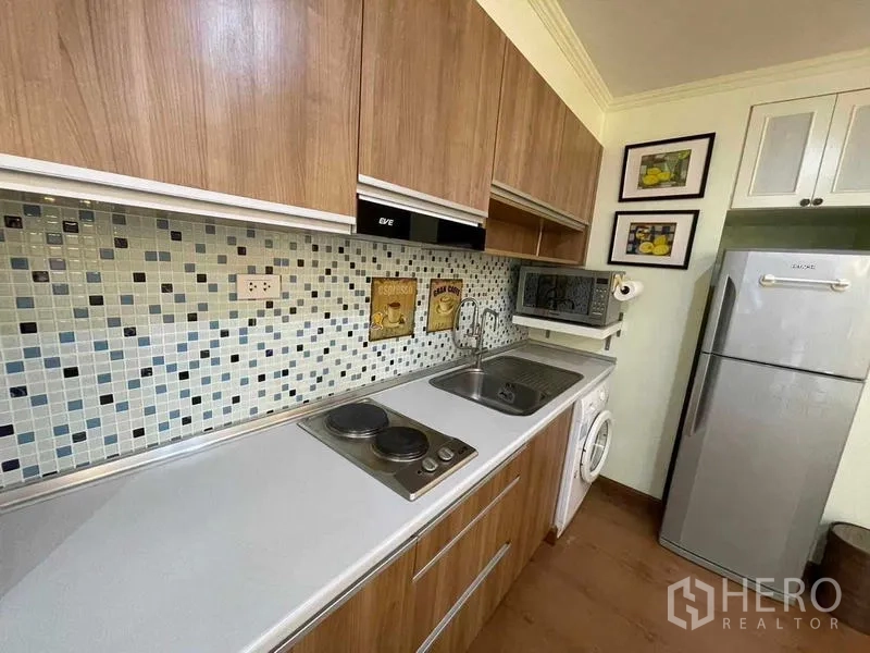 คอนโด ให้เช่า - เคาน์เตอร์ครัวใกล้ชิด เตาไฟฟ้า ซิงก์ และผนังโมเสก