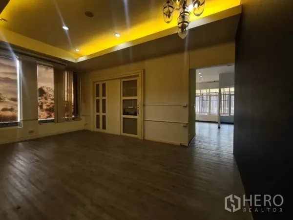 零售空间 出租在Watthana, Bangkok - 私密房间，推拉门、暖色灯槽与大窗。