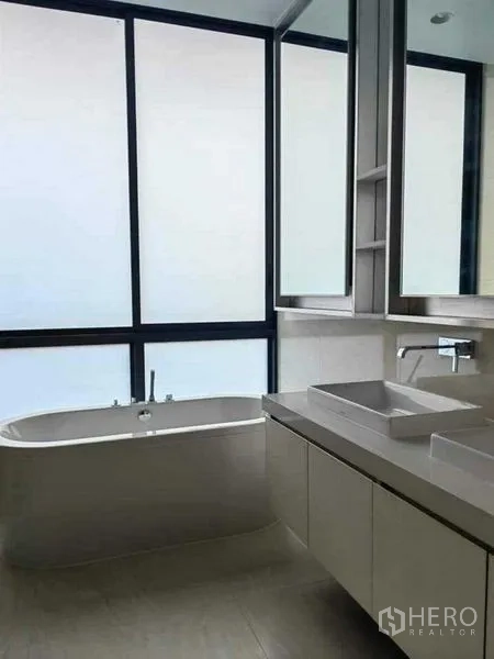 บ้าน ขายในHuai Khwang, Bangkok - ห้องน้ำสไตล์โมเดิร์น อ่างอาบน้ำเดี่ยว เคาน์เตอร์อ่างล้างหน้า 2 หลุม หน้าต่างฝ้า