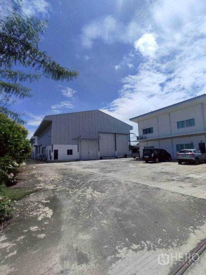 Factory for rent or sale in Mueang Nakhon Pathom, Nakhon Pathom - Spacious concrete yard between the factory hall and an adjacent office building.