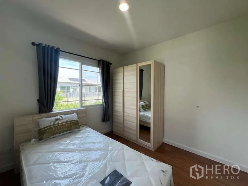 บ้าน ให้เช่าในBang Kapi, Bangkok - ห้องนอนที่สามพร้อมตู้เสื้อผ้าและหน้าต่างขนาดใหญ่รับแสงธรรมชาติ