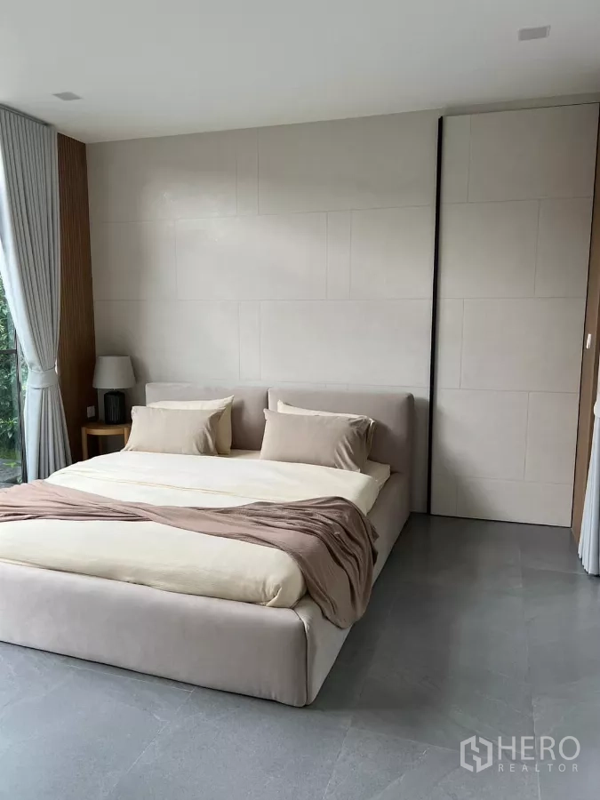 独立式住宅 出租在Saphan Sung, Bangkok - 主卧另一角度，特大床与大规格地砖。