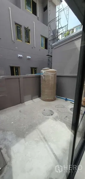 สำนักงานที่บ้าน ให้เช่าในPrawet, Bangkok - ลานหลังบ้านส่วนตัว ผนังสูง พร้อมแท็งก์น้ำ เหมาะเป็นพื้นที่เก็บของหรือซักล้าง