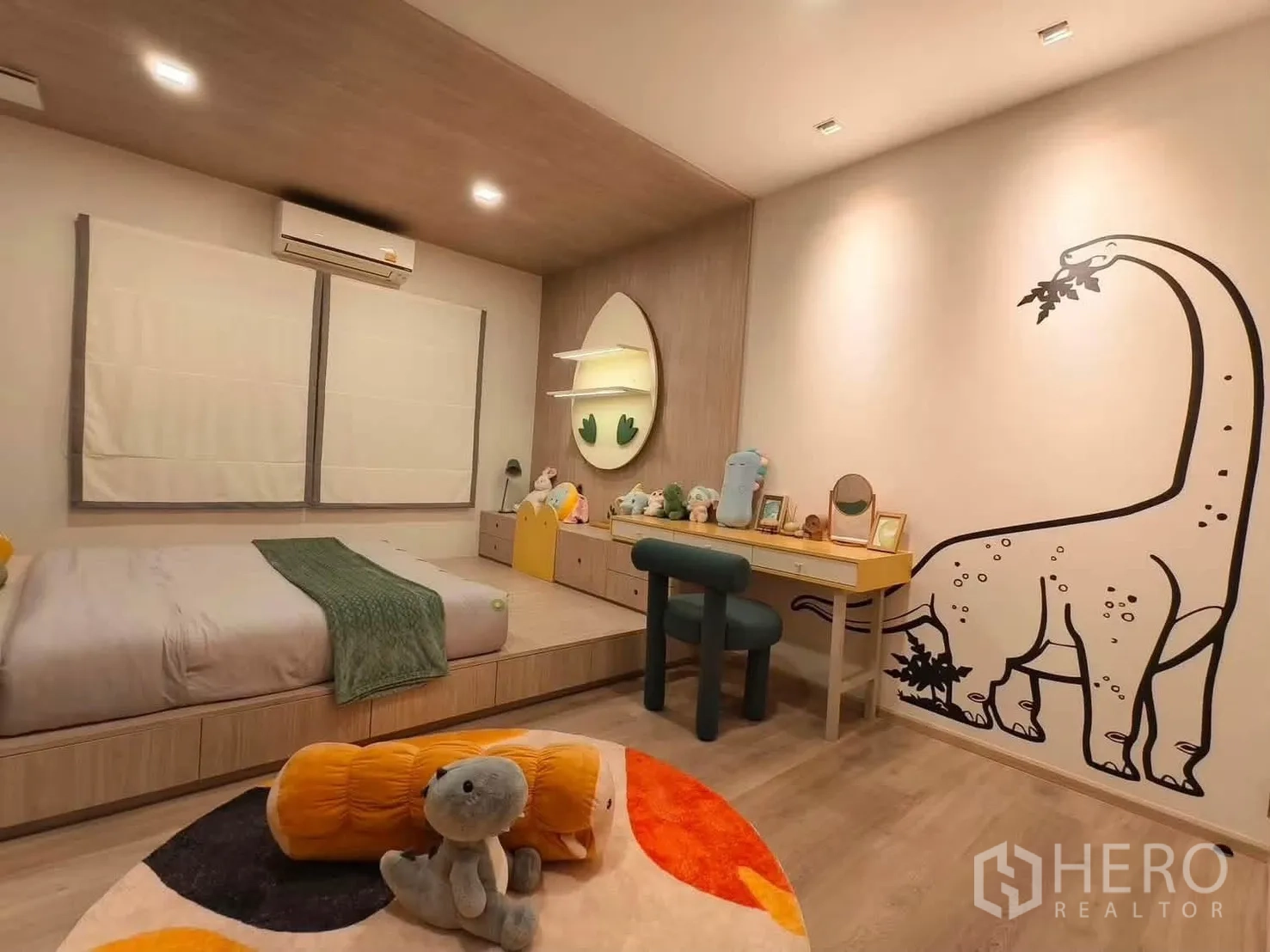 独栋房屋 for rent in Bang Phli, Samut Prakan - 儿童房一角展示书桌与恐龙墙贴。