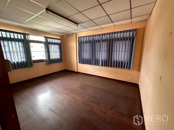 零售空间 出租在Khlong Toei, Bangkok - 二楼房间，木地板，大窗配窗帘