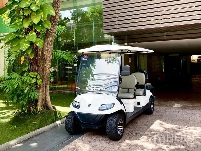 คอนโด ให้เช่าในKhlong Toei, Bangkok - รถกอล์ฟรับส่งของโครงการจอดหน้าล็อบบี้ รายล้อมด้วยต้นไม้