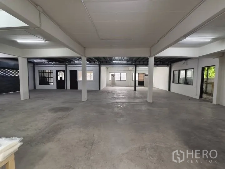 Warehouse for rent in Prawet, Bangkok - Ground-floor warehouse space with columns and partitioned office-style rooms.