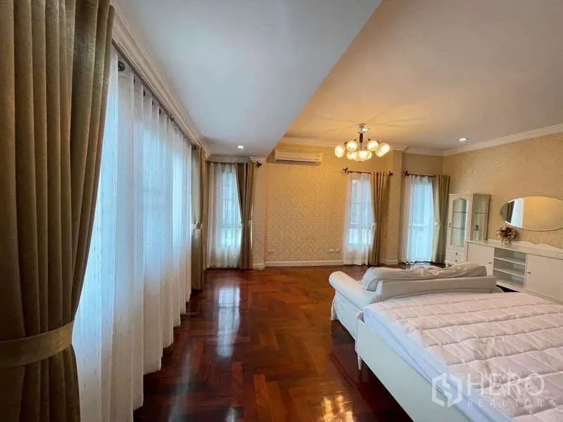 独立式住宅 出租在Mueang Nonthaburi, Nonthaburi - 主卧广角视图，落地门通阳台与顶灯。