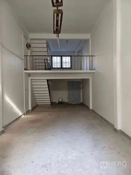 อาคารพาณิชย์ ให้เช่าในBang Na, Bangkok - ภายในอาคารพาณิชย์โล่ง เพดานสูง มีชั้นลอยและบันไดด้านหลัง