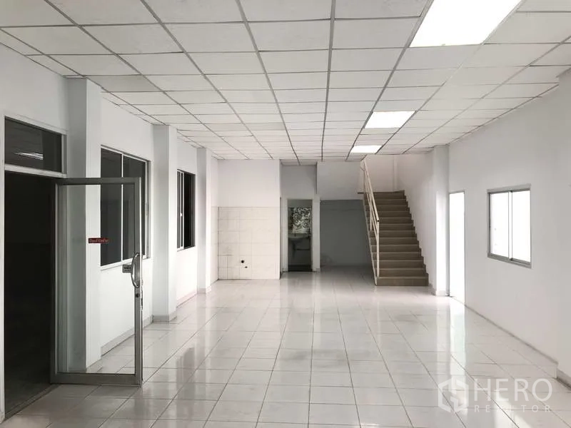 货栈 出租在Phra Nakhon Si Ayutthaya - 简洁办公室，白墙瓷砖地，双侧设窗采光。