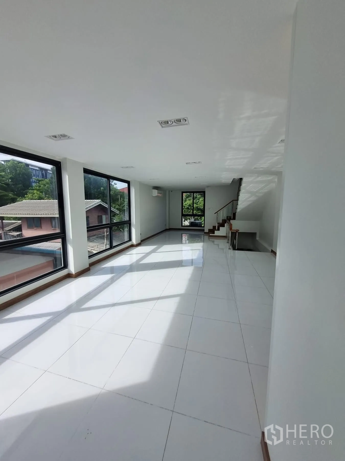 สำนักงานที่บ้าน ให้เช่าในKhlong Toei, Bangkok - พื้นที่โชว์รูมหรือออฟฟิศยาว พื้นกระเบื้องสีขาวและหน้าต่างรอบด้าน