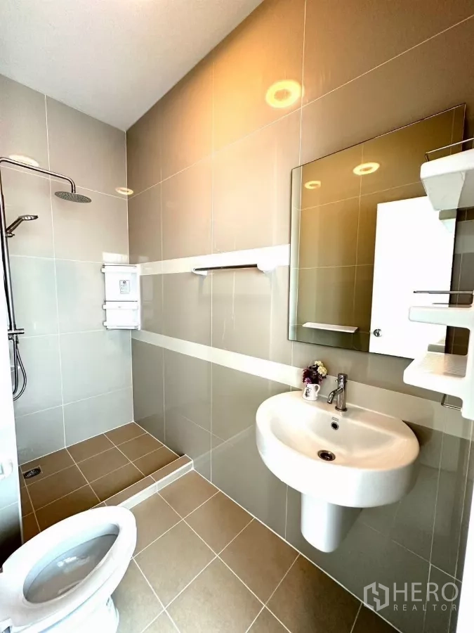 ทาวน์เฮาส์ ให้เช่าในBang Phli, Samut Prakan - ห้องน้ำสะอาด ฝักบัวแบบวอล์กอิน เครื่องทำน้ำอุ่น และอ่างล้างหน้าตั้งพื้น