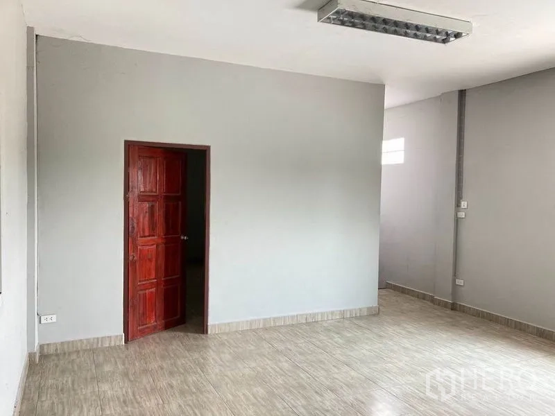 คลังสินค้า ให้เช่าในBang Phli, Samut Prakan - ห้องทำงานส่วนตัว ผนังสีเทา พื้นกระเบื้อง และประตูไม้