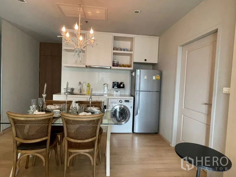 คอนโด ให้เช่าในBangkok - พื้นที่ครัวและรับประทานอาหาร โคมระย้า โต๊ะกระจก และพื้นไม้โทนอ่อน