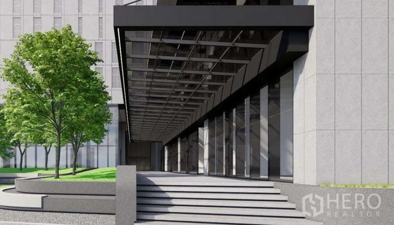 零售空间 出租在Khlong Toei, Bangkok - 带雨棚的玻璃入口与台阶，临街绿化树木。