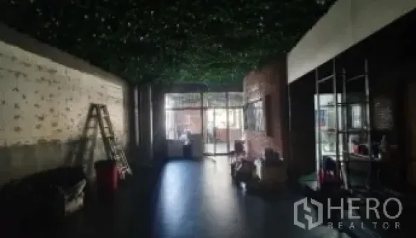 零售空间 出租在Khlong Toei, Bangkok - 开放式铺面，砖墙点缀与玻璃入口，可灵活分区。