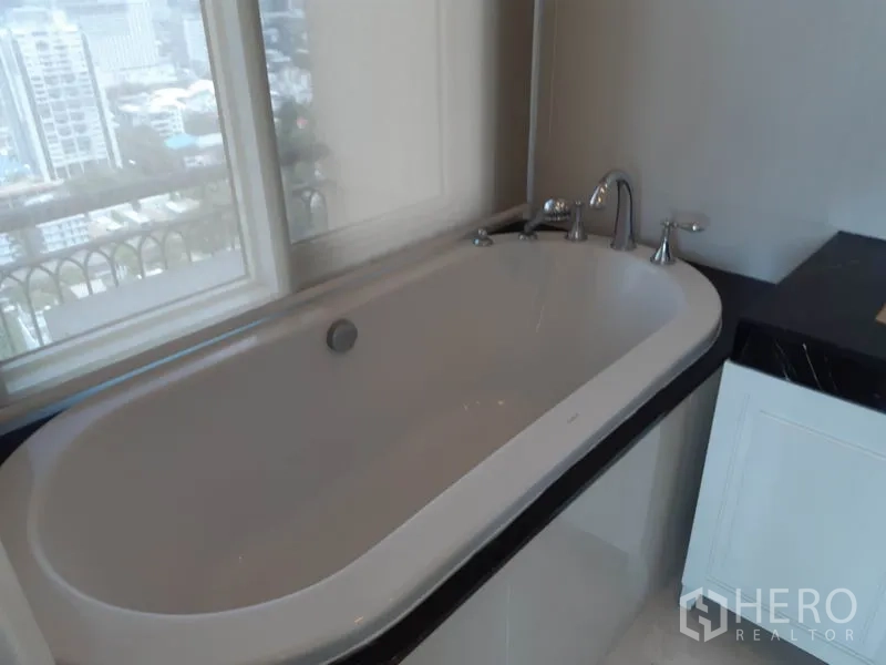 คอนโด ให้เช่าในWatthana, Bangkok - ห้องน้ำมีอ่างอาบน้ำติดหน้าต่างมองเห็นวิวเมือง