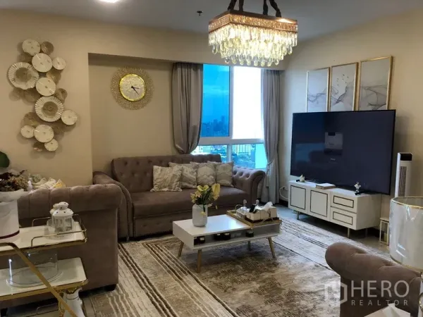 公寓 出售在Yan Nawa, Bangkok - 温馨会客区，纽扣沙发与水晶吊灯，窗外城市天际线。