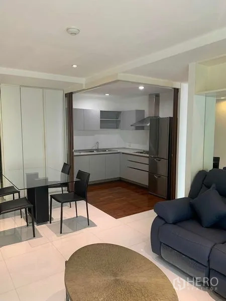 公寓 出租或出售在Khlong Toei, Bangkok - 客厅望向现代L型厨房。