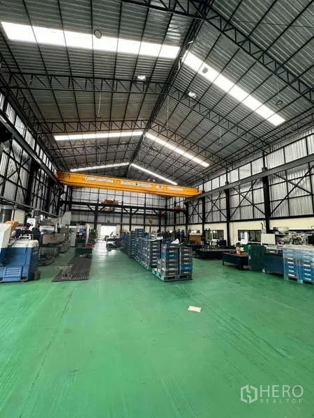工厂 出售在Si Racha, Chon Buri - 宽敞生产车间，配备桥式行车、天窗与成排设备。