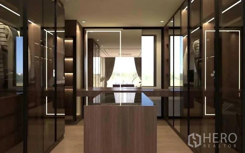 ทาวน์เฮาส์ ขายในSuan Luang, Bangkok - ห้องแต่งตัวแบบวอล์กอิน ตู้เสื้อผ้ากระจกและไอส์แลนด์ท็อปหิน พร้อมไฟ LED