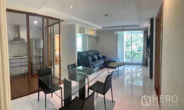 คอนโด ให้เช่าหรือขายในKhlong Toei, Bangkok - พื้นที่นั่งเล่น-ทานอาหารเชื่อมครัวปิดกระจกและระเบียงวิวต้นไม้