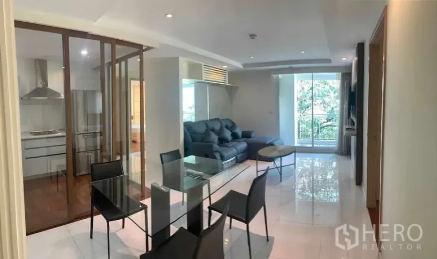 公寓 出租或出售在Khlong Toei, Bangkok - 客餐厅与封闭玻璃厨房相连，通向绿景阳台。