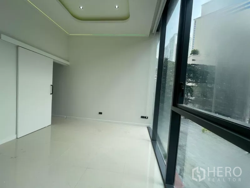 零售空间 出租 - 小房间，推拉门与灯带天花。