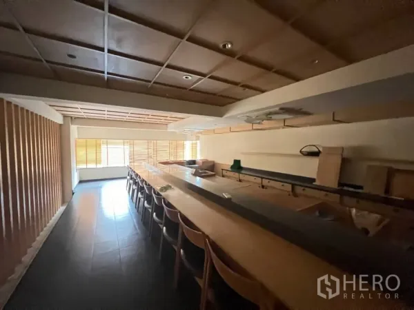 พื้นที่ขายปลีก ให้เช่า - พื้นที่บาร์นั่งกว้าง เคาน์เตอร์ไม้และชั้นบิลท์อิน รับแสงจากหน้าต่างบานกว้าง