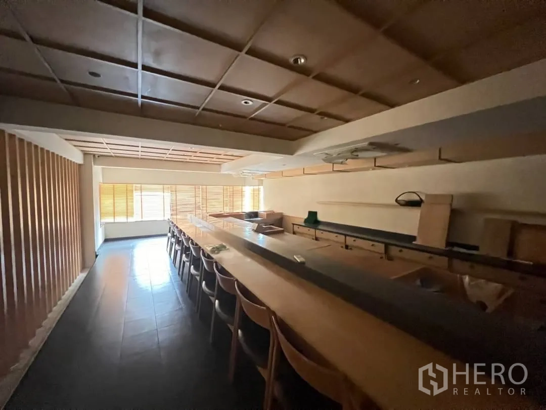 พื้นที่ขายปลีก ให้เช่า - พื้นที่บาร์นั่งกว้าง เคาน์เตอร์ไม้และชั้นบิลท์อิน รับแสงจากหน้าต่างบานกว้าง