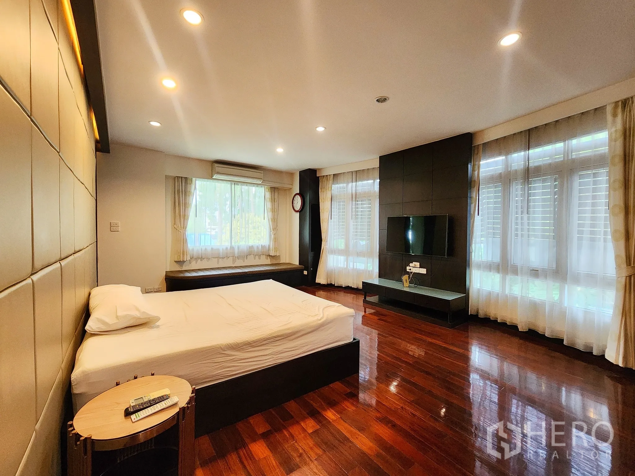 独立式住宅 出租在Bang Kapi, Bangkok - 主卧设软包背景墙，环绕窗采光充足。