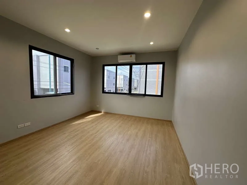 โรงงาน ให้เช่าหรือขายในLam Luk Ka, Pathum Thani - ห้องออฟฟิศสว่าง พื้นลามิเนต ไฟฝังฝ้า และเครื่องปรับอากาศ