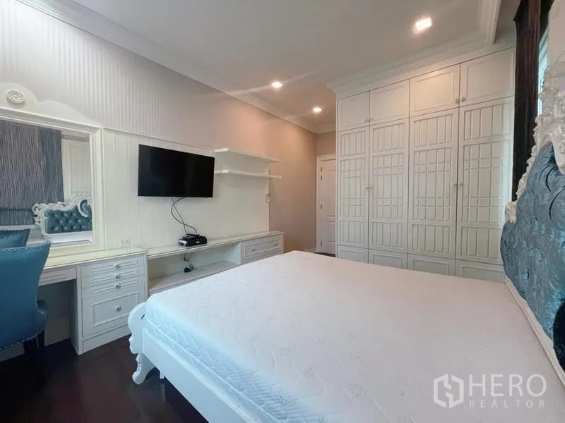 Detached House for rent in Bang Phli, Samut Prakan - Cozy bedroom with fitted wardrobes, study desk and wall-mounted TV