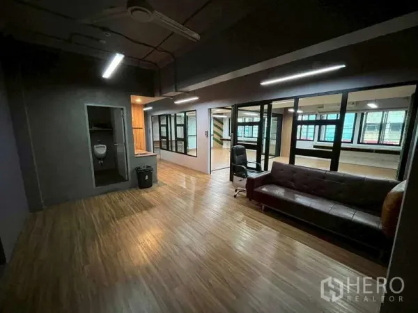 สำนักงาน ให้เช่าในSamphanthawong, Bangkok - เลานจ์สำนักงานสไตล์โมเดิร์น พื้นลายไม้ ผนังกระจก โซฟา และมุมห้องน้ำส่วนตัว