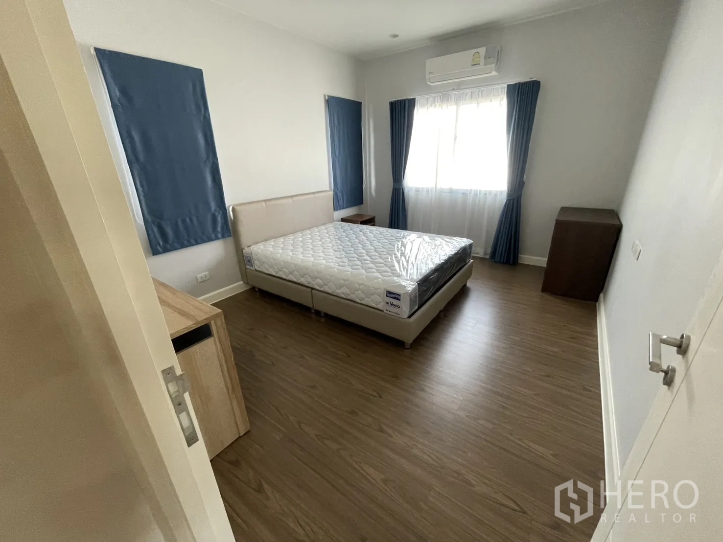 บ้าน ให้เช่าหรือขายในLam Luk Ka, Pathum Thani - ห้องนอนพร้อมเตียงและที่นอนใหม่ ผ้าม่าน เครื่องปรับอากาศ และพื้นลามิเนตลายไม้