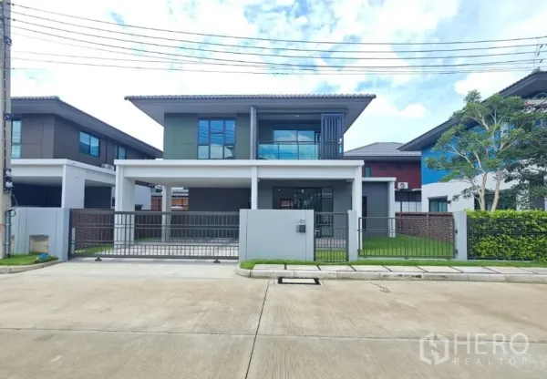 บ้าน ขายในLam Luk Ka, Pathum Thani - ภาพภายนอกบ้านเดี่ยวสองชั้นสไตล์โมเดิร์น มีรั้วและสนามหญ้า เขตลำลูกกา