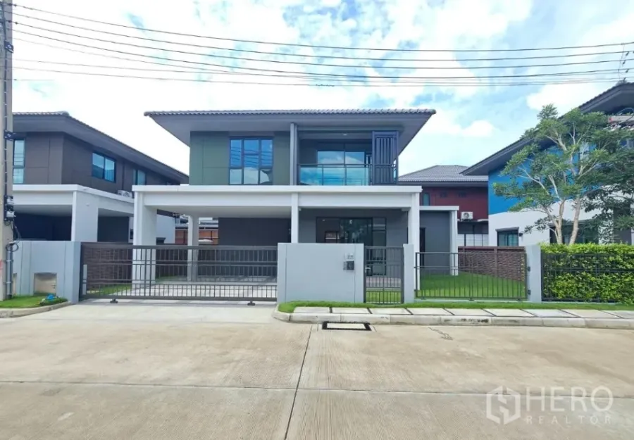 บ้าน ขายในLam Luk Ka, Pathum Thani - ภาพภายนอกบ้านเดี่ยวสองชั้นสไตล์โมเดิร์น มีรั้วและสนามหญ้า เขตลำลูกกา