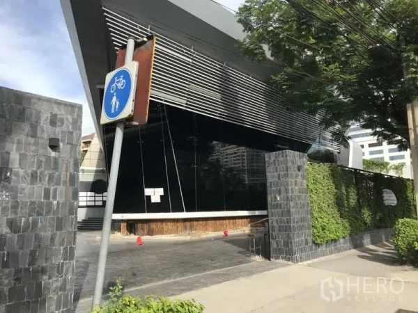 พื้นที่ขายปลีก ให้เช่าในSathon, Bangkok - มุมมองด้านข้างของอาคารทรงเหลี่ยมพร้อมกันสาดระแนงและแนวไม้พุ่ม