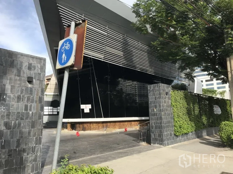 พื้นที่ขายปลีก ให้เช่าในSathon, Bangkok - มุมมองด้านข้างของอาคารทรงเหลี่ยมพร้อมกันสาดระแนงและแนวไม้พุ่ม