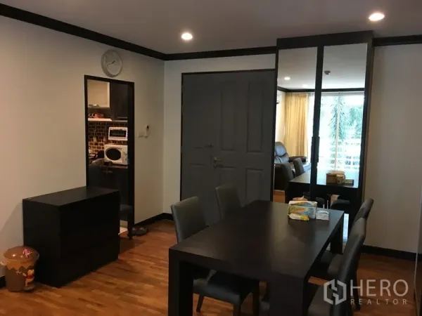 公寓 出售在Khlong Toei, Bangkok - 入户与餐区相连，可眺望客厅与阳台。