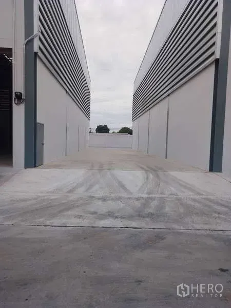 คลังสินค้า ให้เช่าในKhlong Toei, Bangkok - ทางสัญจรคอนกรีตระหว่างอาคารโกดัง รองรับการเข้าออกของรถบรรทุก