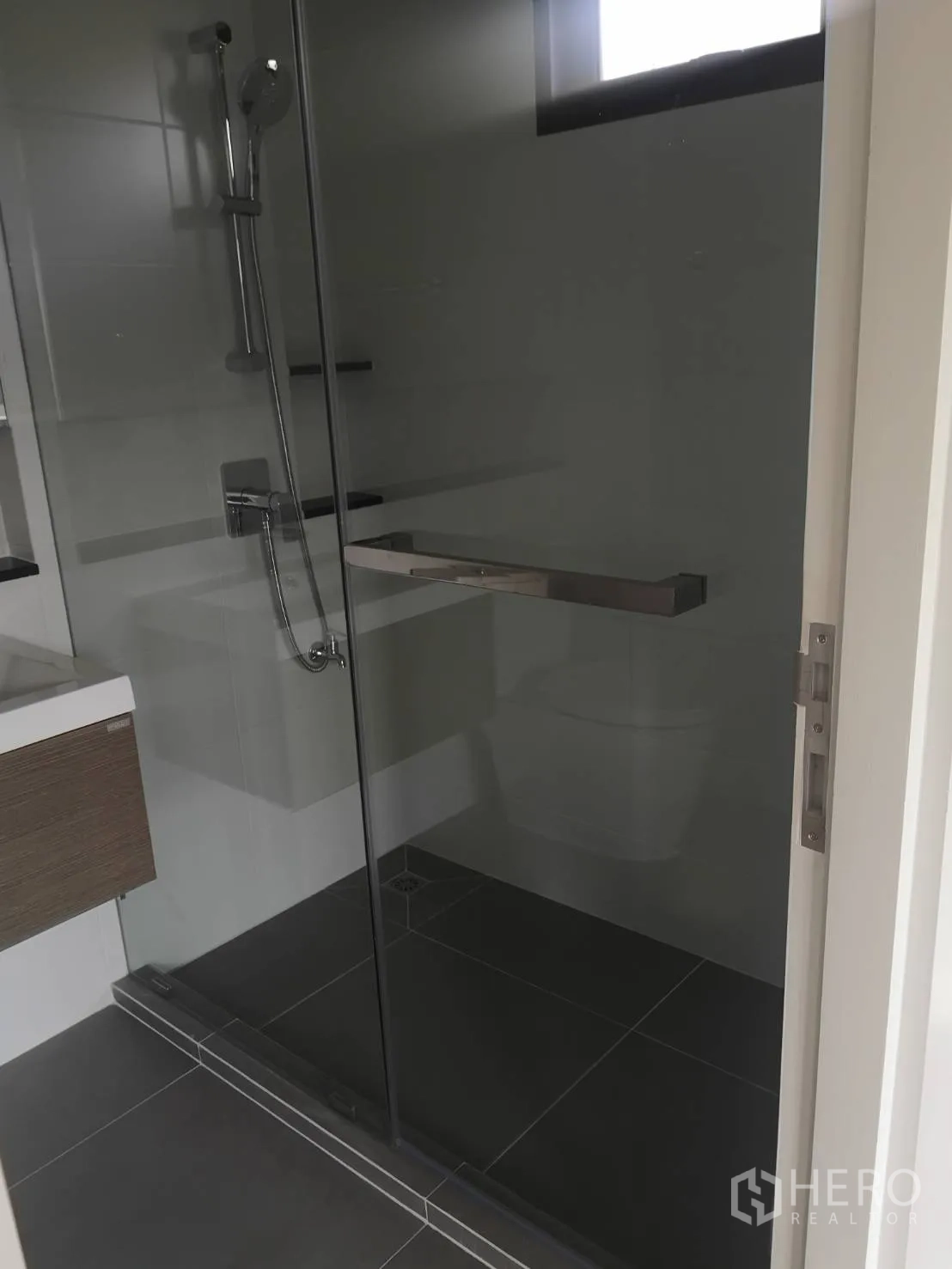 บ้าน ขายในLam Luk Ka, Pathum Thani - ห้องน้ำสไตล์โมเดิร์น พร้อมตู้กระจกกั้นอาบน้ำและชุดฝักบัว