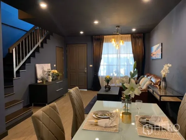 联排别墅 出租在Bang Kapi, Bangkok - 开放式客餐厅，配楼梯、吊灯与大窗户，采光充足。